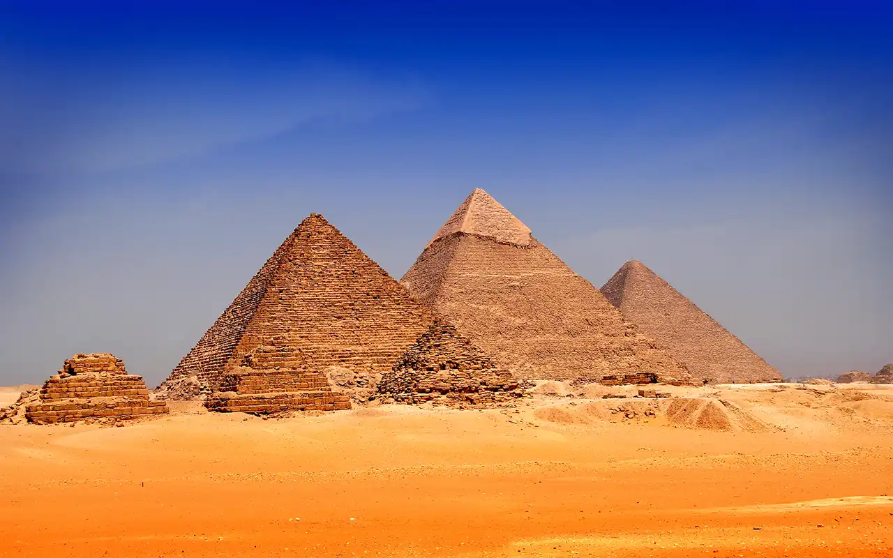 Alt tag: Stunning view of the Great Pyramid of Giza in Egypt at sunset