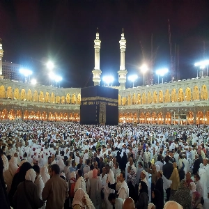 Panoramic view of Mecca, Saudi Arabia, showcasing the Kaaba and surrounding skyscrapers.