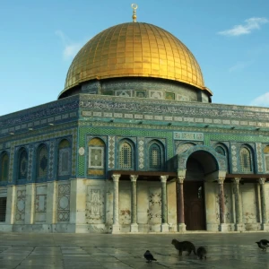 Visit the Temple Mount (Al-Aqsa Mosque and Dome of the Rock): A Sacred Site in Jerusalem